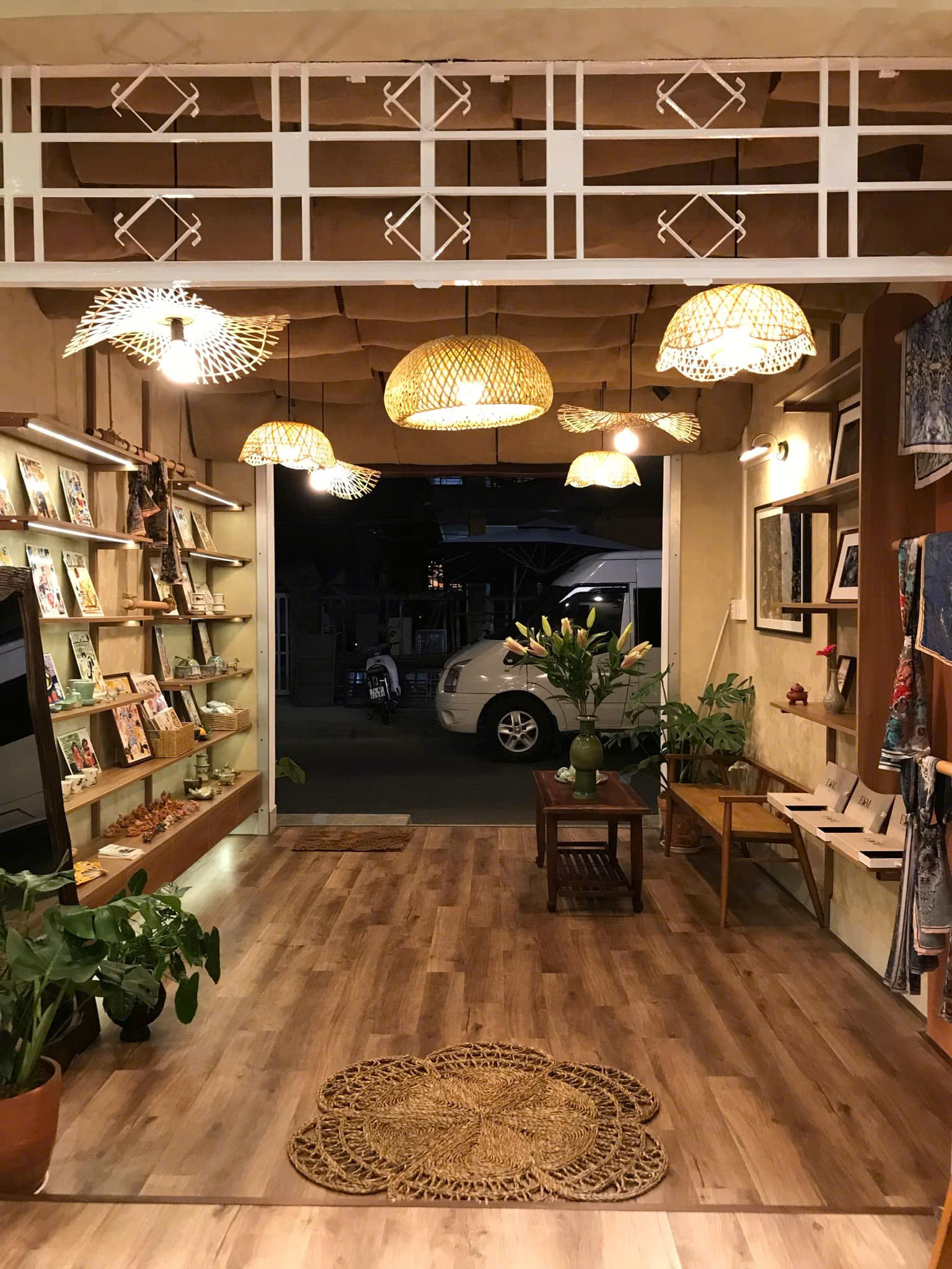 Khu đồ lưu niệm, lụa và gốm