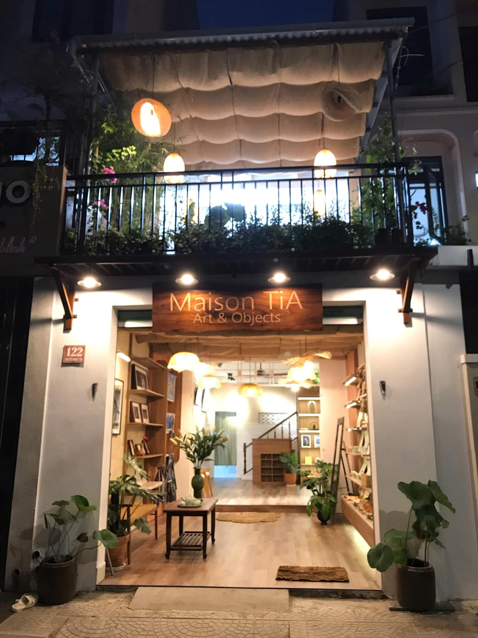 Mặt tiền toàn cảnh ban đêm