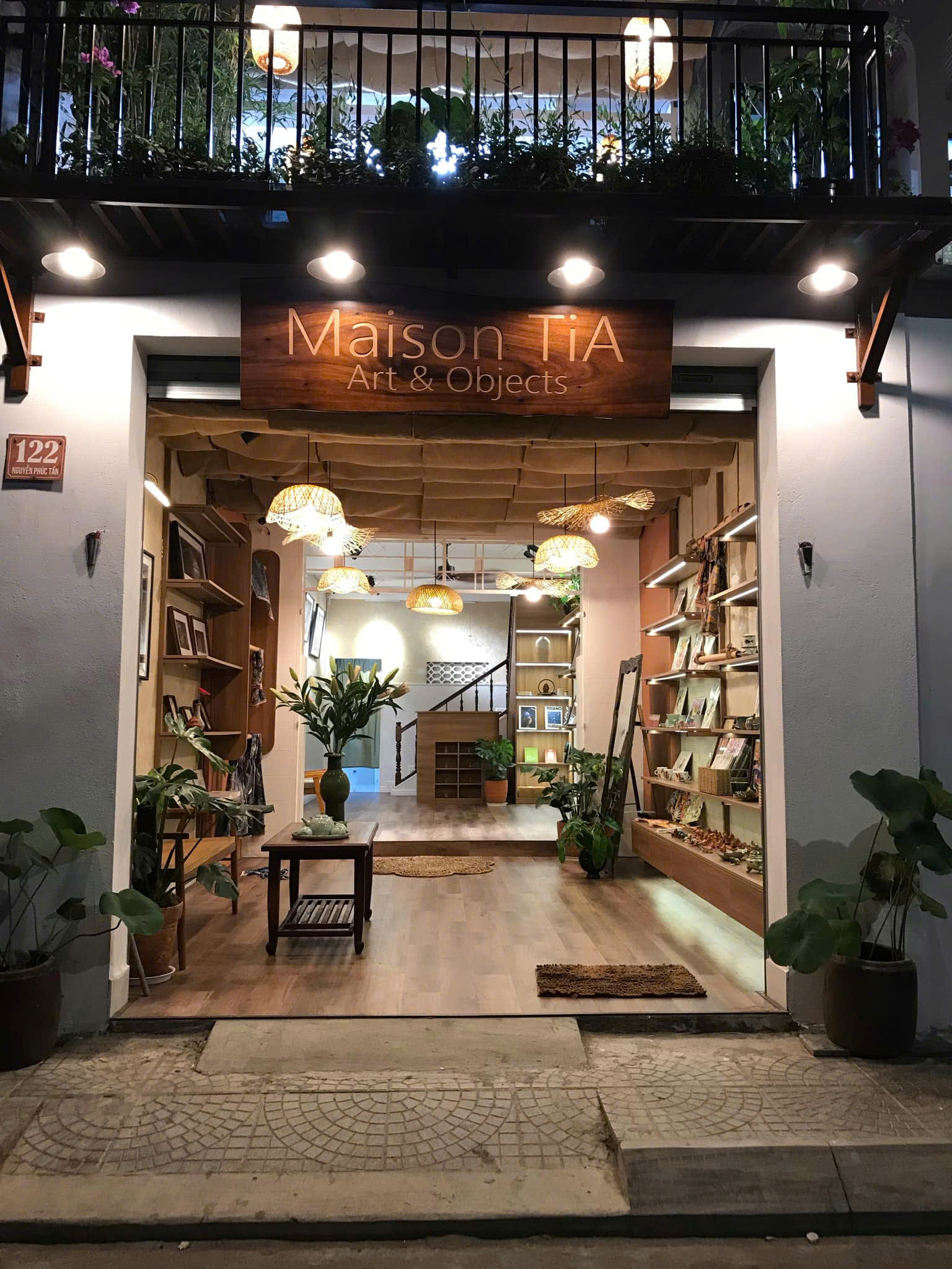 Cận cảnh biển hiệu gỗ